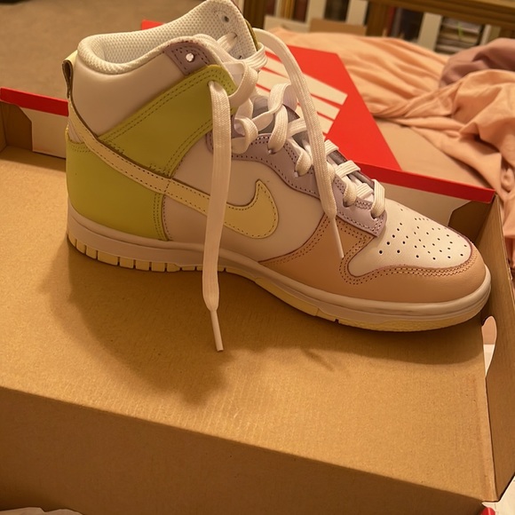 New Nike Dunk high in pastel colors. - Picture 2 of 4